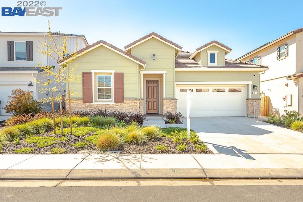 Delaney Park beauty. Very attractive single story 4bd/2.5 baths spacious home. Boast of almost 2100 sqft of living space for young or large family. Great room . Modern amenities for your enjoyment. Relax in a master suite with jet tub, double vanity and lage walk in closet. Very friendly and desirable neighborhood. No climbing stairs for your aging parents. Don't miss out on this lovely home.