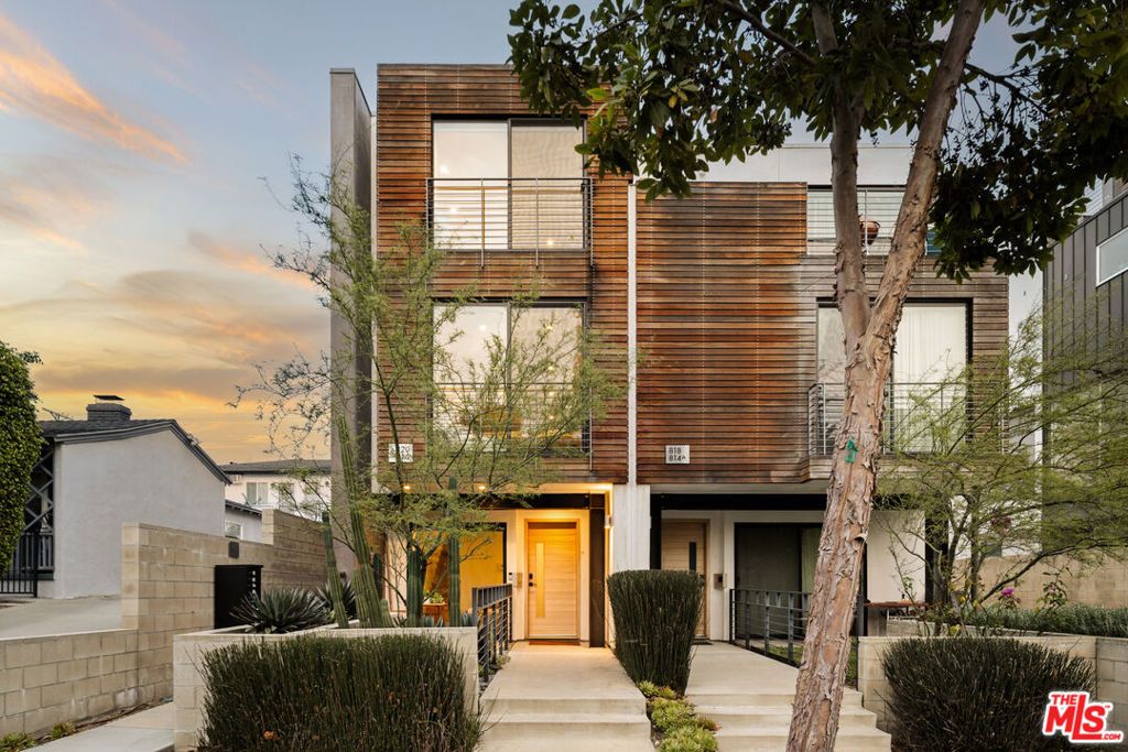 Photo of 820 N Formosa Avenue, Los Angeles, CA 90046 (MLS # 26649993)