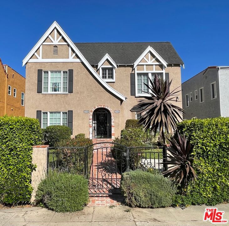 Beautifully updated and spacious lower unit in Duplex. Lives like a single family home featuring 3 bedrooms and 2 bathrooms and over 1800 SF. Great open floor plan with abundant natural light, hardwood floors, and recessed lighting. Living room is bright and light with decorative fireplace and lovely front bay window. Formal dining room with modern chandelier. The fabulous, remodeled chef's kitchen is equipped with stainless steel appliances (stove, refrigerator, dishwasher), abundant counter tops and storage, and attached breakfast area. Bedrooms are generously sized and filled with natural light. Both bathrooms are stylishly remodeled. Other features include beautiful dark rich hardwood floors, central AC & Heat, plantation shutters, gated driveway. Washer/dryer in laundry room off the kitchen. Brand new carpeting in bedrooms. Convenient Mid-City/Hancock Park adjacent location. Very close to Starbucks, Sprouts, Target. Minutes to Larchmont Village, The Grove, restaurants, shopping and entertainment. Easy access to DTLA, Culver City, Hollywood, Weho, Bev Hills and freeway.