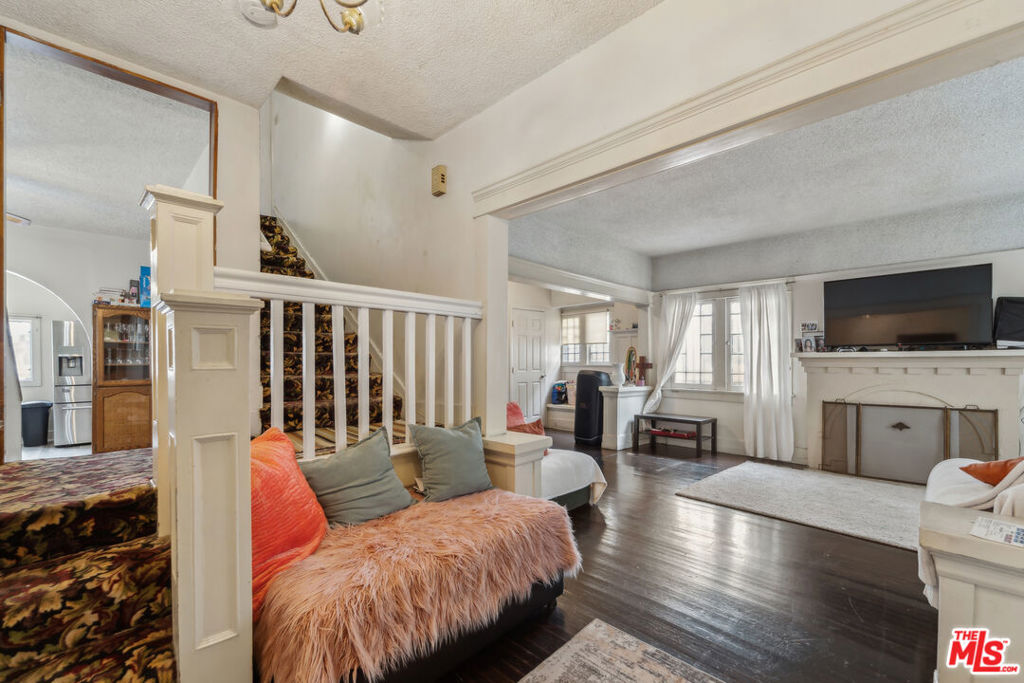 1946 S La Salle Avenue