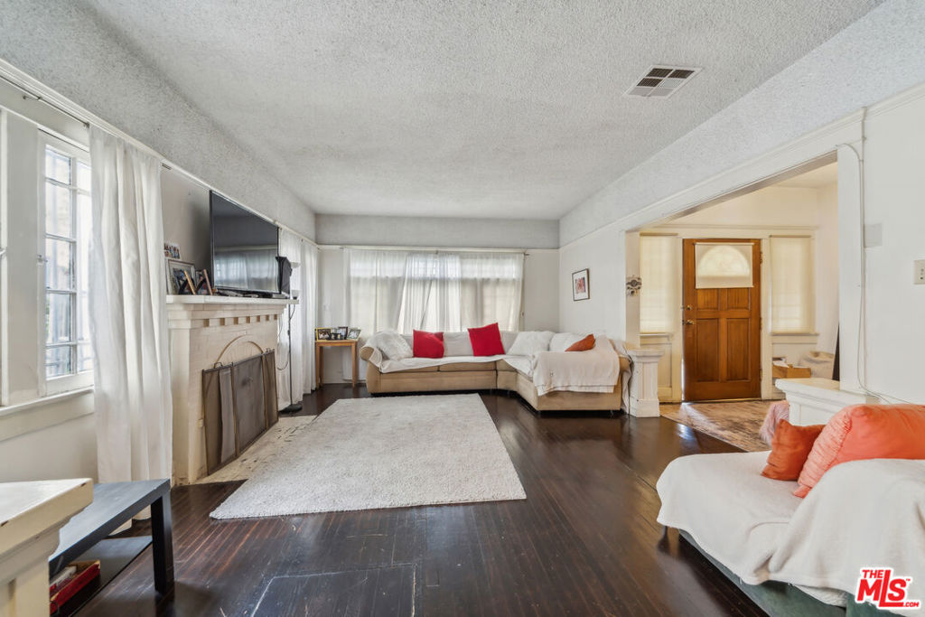 1946 S La Salle Avenue