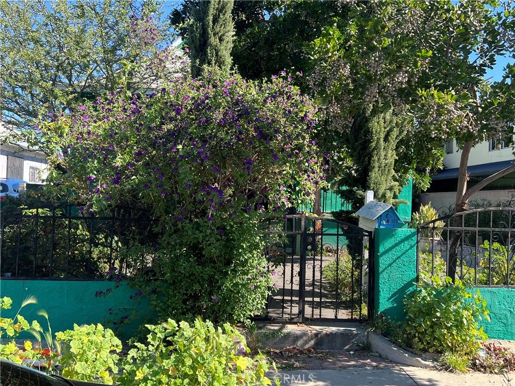 Photo of 847 E 25th St, Los Angeles, CA 90011 (MLS # DW26063511)