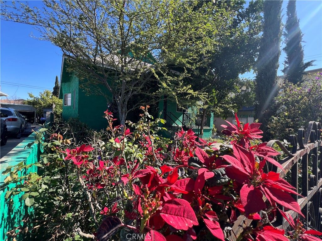 Photo of 847 E 25th St, Los Angeles, CA 90011 (MLS # DW26063511)