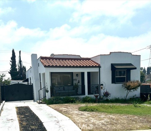 MOVE-IN READY! Dual Home Opportunity in Windsor Hills Adjacent!
Beautifully remodeled Spanish-style property with 2 fully equipped units on a 7,216 sq.ft. lot—ideal for multi-generational living or income potential!
Unit 1 (Main House - Remodeled 2023) 3 beds + bonus office/potential 4th bedroom | 2 baths.
Open floor plan w/ natural light, fireplace, central A/C, Nest thermostat Gourmet kitchen: quartz counters, SS appliances, shaker cabinets
Private yard, view deck, washer/dryer, detached finished garage.
Unit 2 (Guest House/ADU - Built NEW 2021) 2 beds + bonus room/potential 3rd bedroom | 2 baths , bright open-concept layout w/ private yard
spacious kitchen, wood counters, pendant lights, laundry closet. Ideal for guests, rental, or traveling nurses or student housing.
Situated on a palm-lined street with a long driveway (5-car/RV potential) and detached 1 car garage.
Features: Recessed lighting, luxury vinyl flooring, whirlpool tub, pergola deck with stunning hill + sunset views.Prime Location: Near Silicon Beach, Culver City, Hollywood, and top employers: Google, SpaceX, Sony, LAX.
Access to 10/101/110/405 freeways. Close to USC, UCLA, Sofi Stadium, Crypto.com Arena, and Baldwin Hills Scenic Overlook.