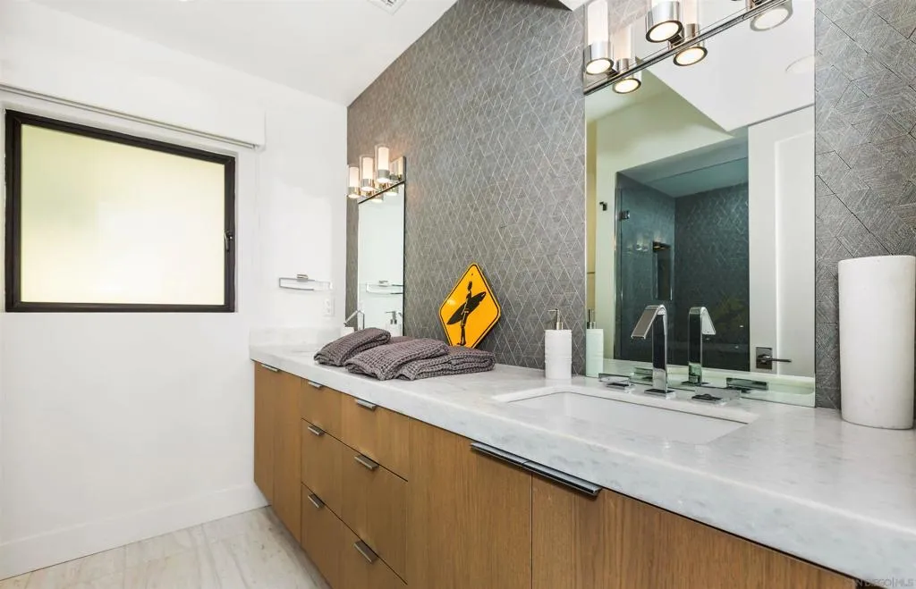 La Jolla, California 92037, United States, 4 Bedrooms Bedrooms, ,5 BathroomsBathrooms,Residential,Active,208677