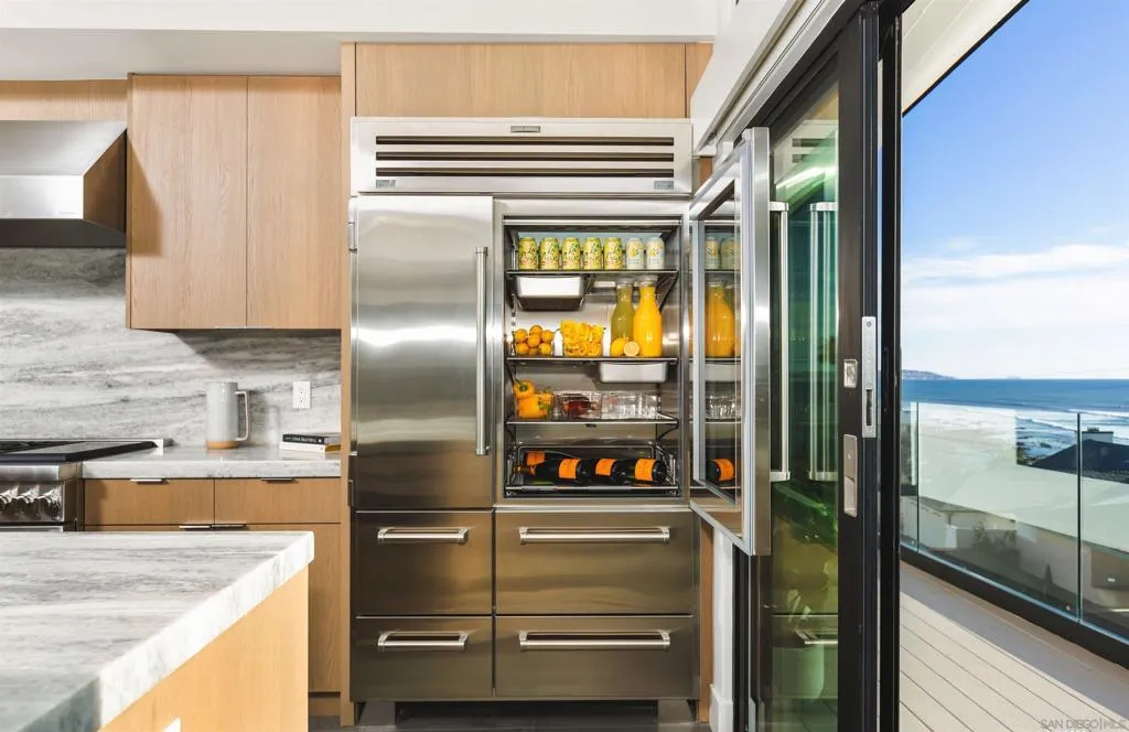 La Jolla, California 92037, United States, 4 Bedrooms Bedrooms, ,5 BathroomsBathrooms,Residential,Active,208677