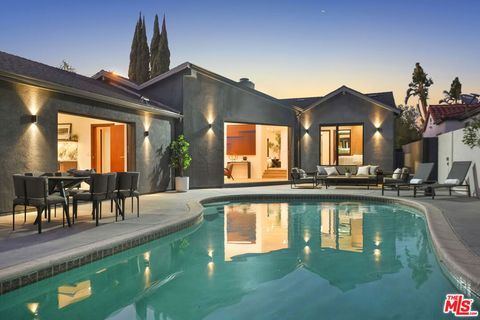 Photo of 11642 Hartsook Street, Valley Village, CA 91601 (MLS # 26660341)