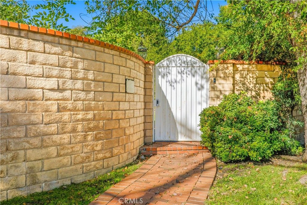 Photo of 5433 Shirley Avenue, Tarzana, CA 91356 (MLS # SR25258908)