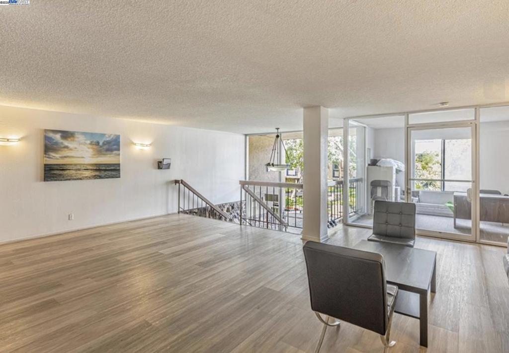 SHOREPOINT COURT - Residential