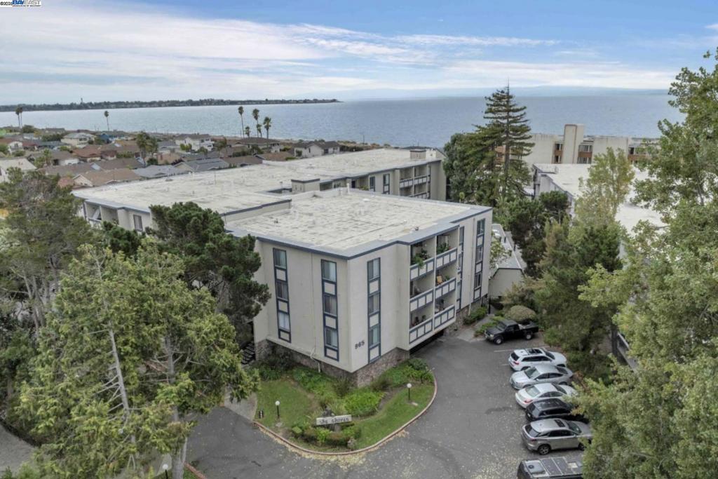 SHOREPOINT COURT - Residential