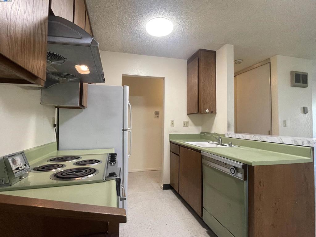 SHOREPOINT COURT - Residential