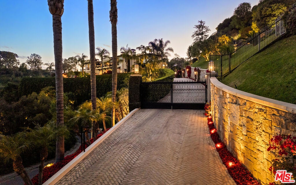 Photo of 1407 Davies Drive, Beverly Hills, CA 90210 (MLS # 26994903)