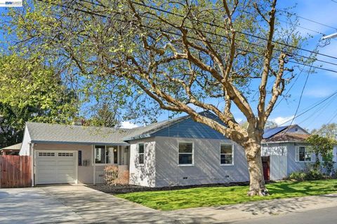 Photo of 15965 15965 Via Granada, San Lorenzo, CA 94580 (MLS # 41126687)