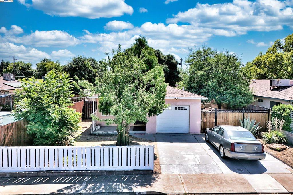 Endless Potential on a Generous Lot! This 3-bedroom home is brimming with opportunity and ready for your personal touch. Set on an expansive lot, there's plenty of space to expand, garden, or design your ideal outdoor retreat. Inside, you'll find a blank canvas—perfect for updates and customization to suit your style. Whether you're an investor or a first-time homebuyer eager to create something uniquely yours, this property is a must-see. Don’t miss the chance to transform this hidden gem into the home of your dreams!