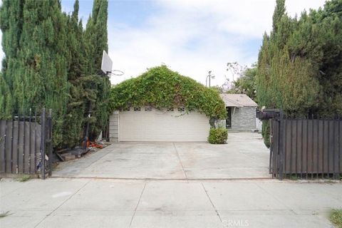 Photo of 815 W 134th Pl, Compton, CA 90222 (MLS # DW26085060)
