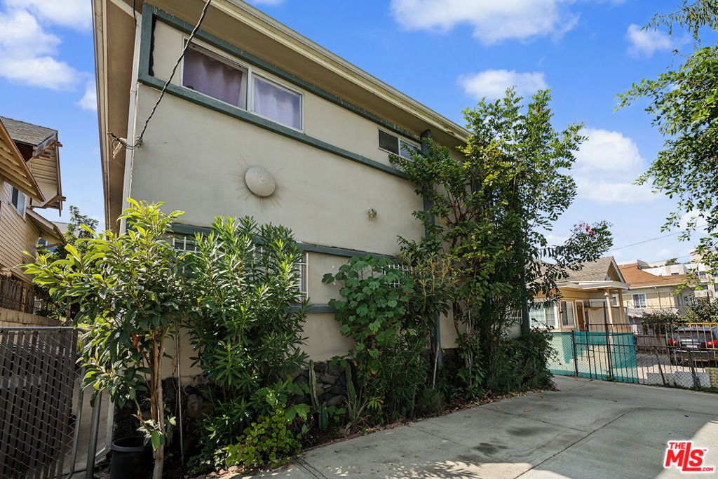 1121 S Mariposa Avenue