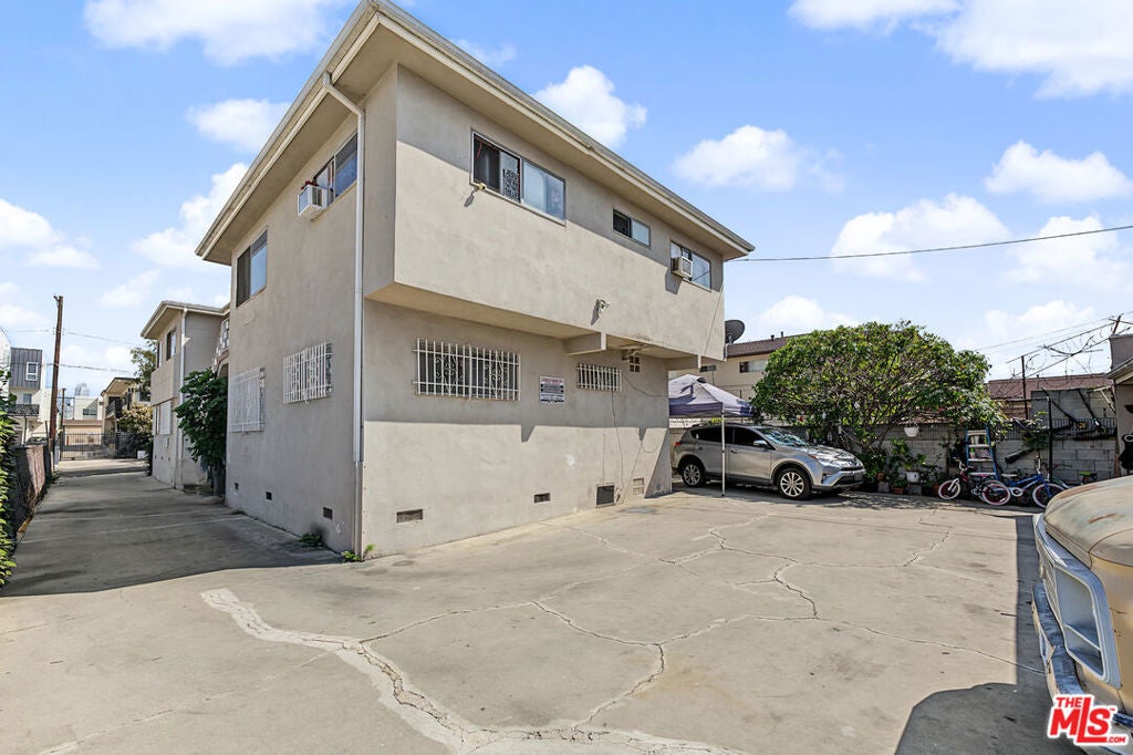1121 S Mariposa Avenue