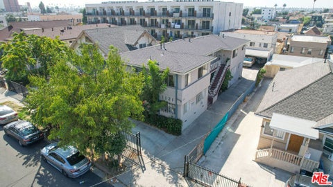 Photo of 1121 S Mariposa Avenue, Los Angeles, CA 90006 (MLS # 26992121)