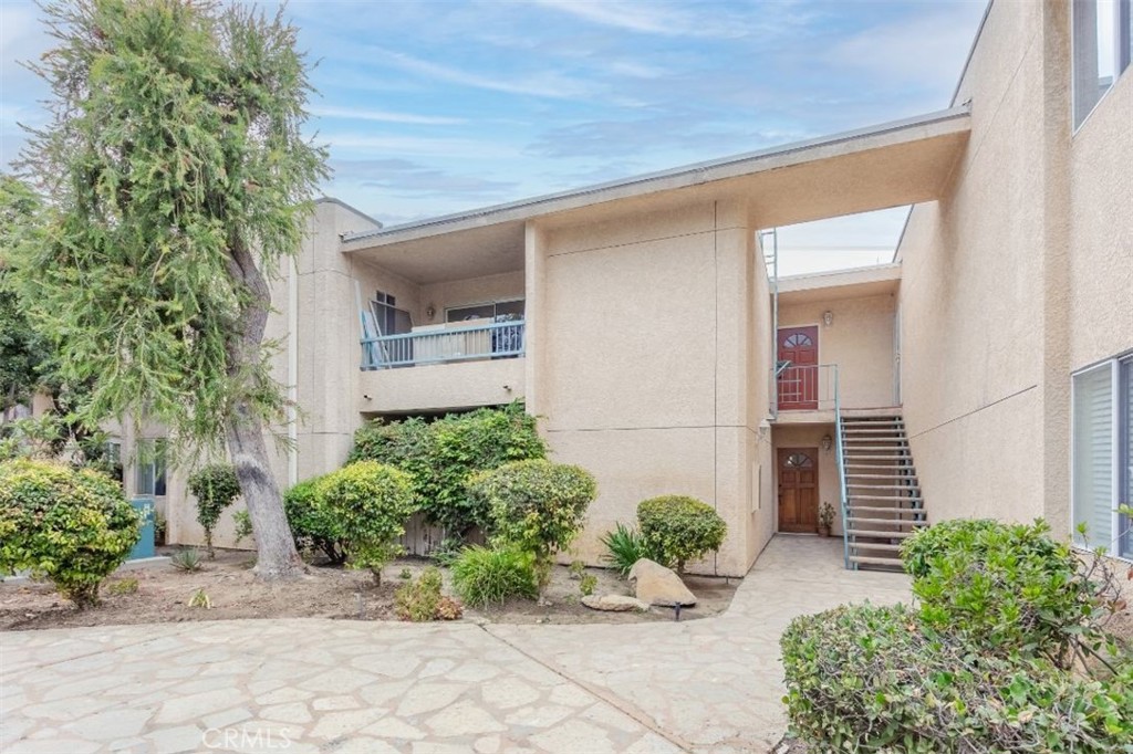 Great location! Gated community. A Beautiful Condo! 2 bedrooms, 2 bath upper unit with an open floor plan. Updated Kitchen with Quartz counter tops. Complete with unique lighting fixture in dining area, large Livingroom,2 updated bathrooms. The large Master bedroom has an updated bathroom with updated shower. The master has a private vanity. Plenty of closet and storage space. Private balcony that overlooks the well-maintained quiet courtyard. Complete with 2 side by side assigned parking spaces #35 and # 36. The community has a pool and spa, and laundry rooms.
The community is Located walking distance to shopping, markets, restaurants, coffee shops and a hospital. Easy access to the 101 freeway, close to Ventura Blvd and the Orange Line buses.