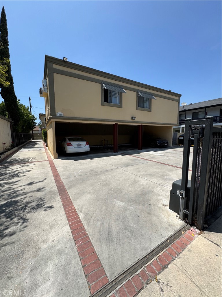Location Location - In the heart of the Arts District. This 2+1 on the 2nd floor offer its own patio. Has granite countertops in Kitchen and bath.
Has laminate flooring throughout except for kitchen and bath.
The bathroom has a sunroof that lets lots of light. This building is walking distance to markets, trendy eating places, Starbucks and more.
NO DOGS ALLOWED