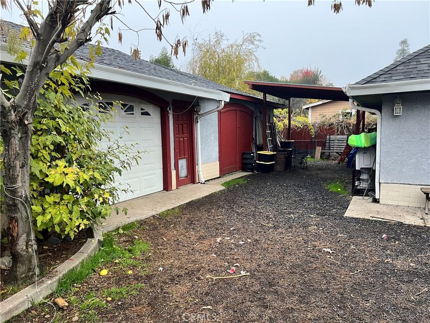 large newer house with a separate 1 bedroom 1 bath apartment fenced property with gate at the end of the road. plenty of parking with a deck that overlooks tale mountain. lots of fruit trees