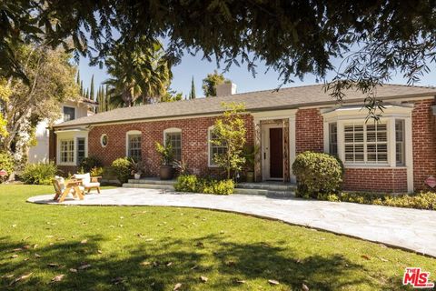 Photo of 632 S Arden Boulevard, Los Angeles, CA 90005 (MLS # 26831115)
