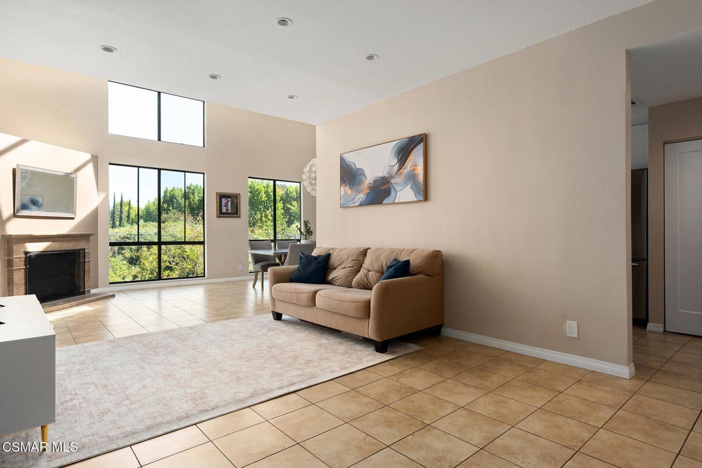 13331 Moorpark Street 328