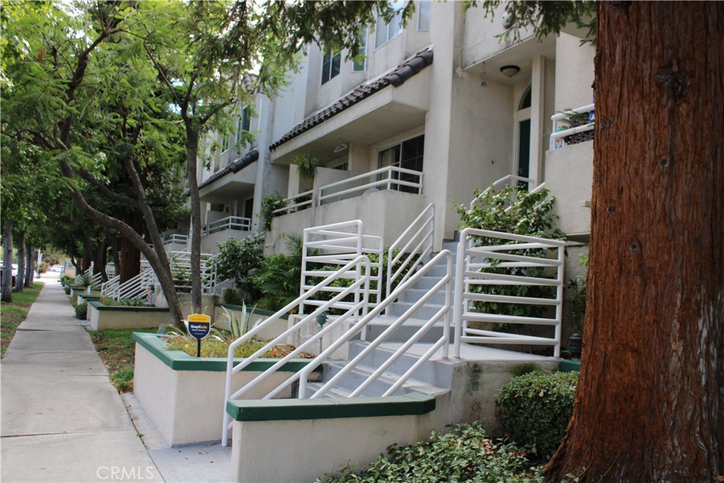 This stunning townhouse has been completely and professionally remodeled with no expense spared. Featuring soaring ceilings in the living room and master suite, the home offers a bright and open feel throughout. The brand-new kitchen is equipped with custom cabinets, sleek countertops, and modern appliances. Elegant new flooring extends across the home, while all three bathrooms have been tastefully updated with contemporary finishes.
Enjoy the convenience of a private, gated two-car garage with direct access to the unit. The community offers a sparkling pool, and the location can’t be beat—just moments from Ventura Boulevard’s shops and restaurants, nearby hospitals, hiking trails, and easy freeway access.
This move-in ready townhouse is truly a must-see!