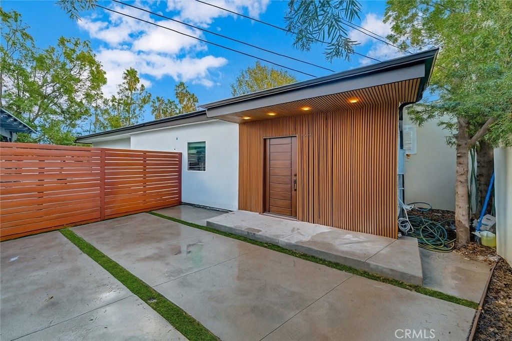 Photo of 22136 Gilmore Street, Woodland Hills, CA 91303 (MLS # SR25249418)