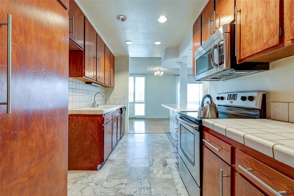 5454 Zelzah Avenue 215
