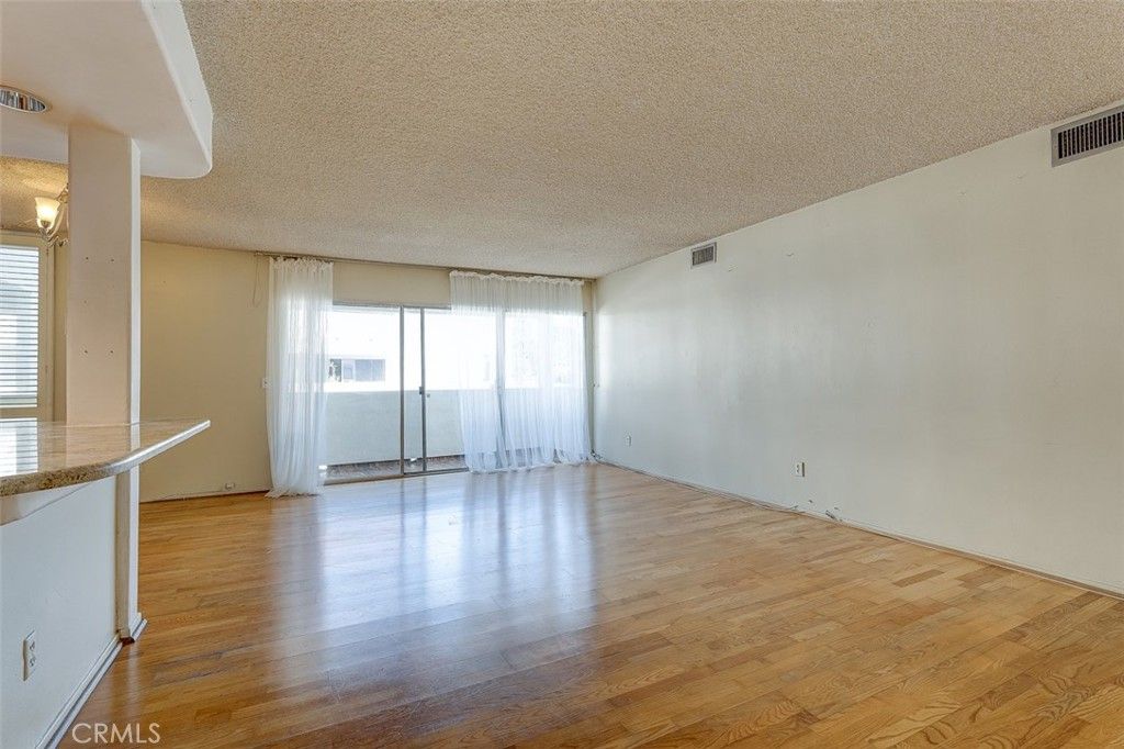 Photo of 5454 Zelzah Avenue #215, Encino, CA 91316 (MLS # SR25124906)