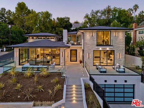 Photo of 16879 Mooncrest Drive, Encino, CA 91436 (MLS # 25628247)