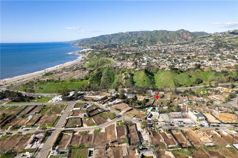 Photo of 560 Radcliffe Avenue, Pacific Palisades, CA 90272 (MLS # OC26007267)