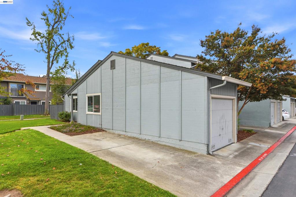 4702 Strawberry Ln