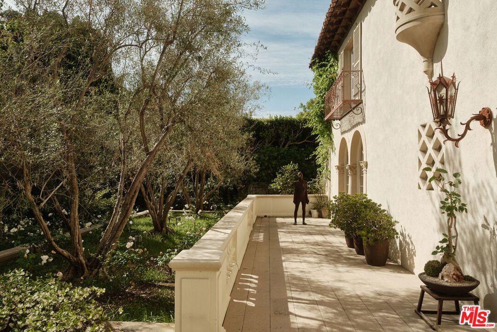 Photo of 703 N Arden Drive, Beverly Hills, CA 90210 (MLS # 26820181)