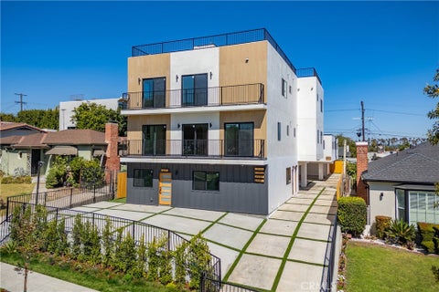 Photo of 1330 S Longwood Avenue, Los Angeles, CA 90019 (MLS # BB26190537)