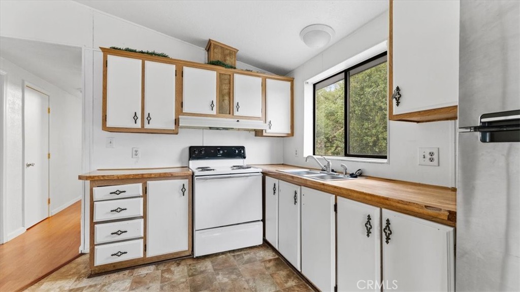 Adorable home in desirable Kelly Ridge, just 2 minutes from Lake Oroville! This charming property features an open-concept floor plan and is perfect for anyone looking to enjoy life near the lake. You’ll fall in love with the cozy layout and the great location. Please note: Do not access the back patio — it needs to be replaced. The seller has priced the home accordingly to reflect this repair. Don’t miss your chance to see this cute home in person!