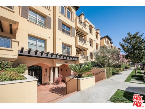 Photo of 5037 Rosewood Avenue #201, Los Angeles, CA 90004 (MLS # 26103251)