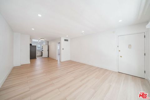 Photo of 326 S Serrano Avenue #4, Los Angeles, CA 90020 (MLS # 25627971)