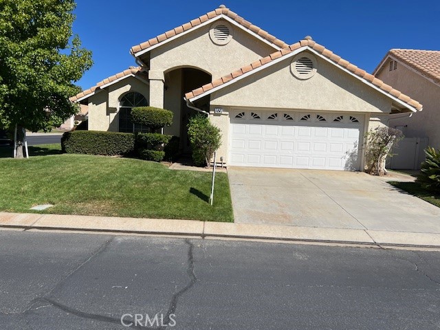 Riviera plan in Sun Lakes for lease. Landlord pays HOA dues which includes cable tv and internet and gardener. Tenant pays all utilities.
You must be 55 or older to lease. Home just redone with paint, new carpets, ready to move into. Just give us a call to set up a showing.