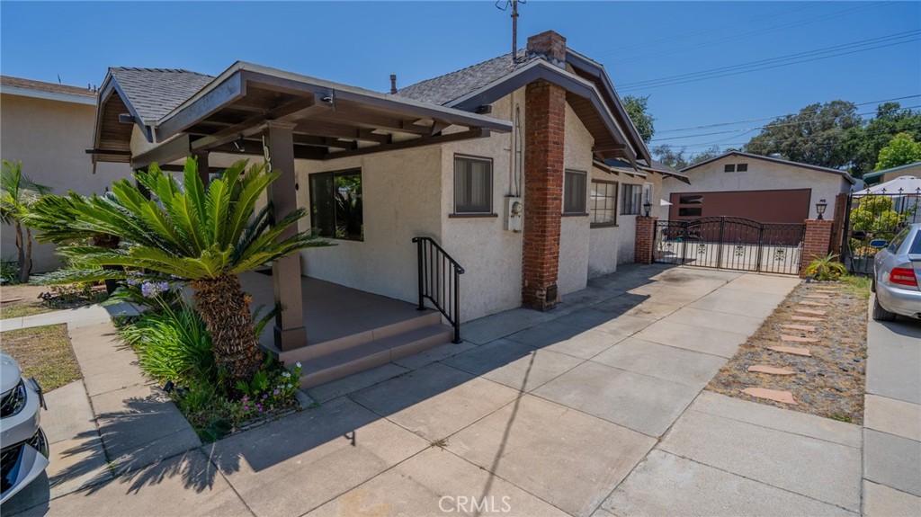 Welcome to this charming and efficient studio rental located in the highly desirable city of Pasadena, just north of Colorado Blvd and minutes from shops, dining, and transportation. This private unit offers approximately 216 square feet of well-utilized living space—perfect for a student, commuter, or minimalist seeking a low-maintenance lifestyle.
Located in a quiet residential neighborhood with convenient access to PCC, Caltech, and the 210 Freeway. Ideal for someone looking for simplicity, value, and a great location in the heart of the San Gabriel Valley.
**All utilities included**
**There is no stove**