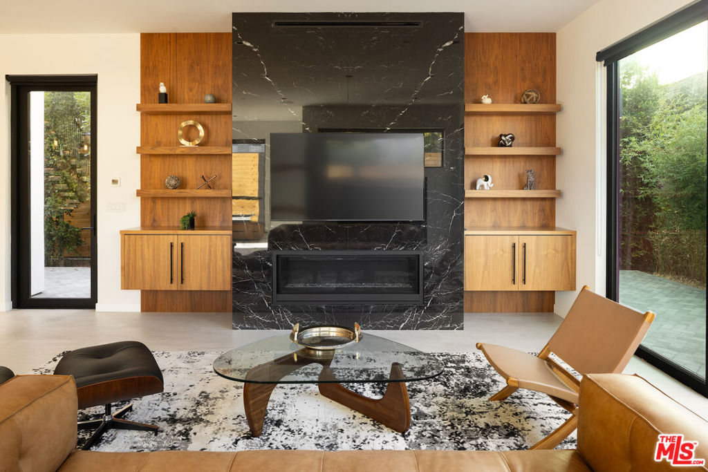 212 Bay St 103