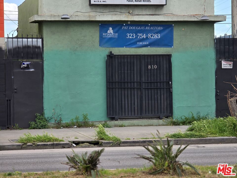 Main image without alt text
