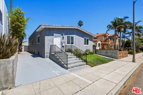 Photo of 869 Warren Avenue, Venice, CA 90291 (MLS # 26873321)