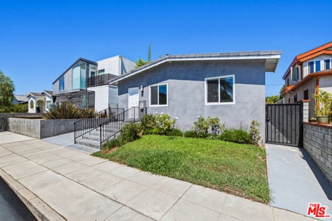 Photo of 869 Warren Avenue, Venice, CA 90291 (MLS # 26873321)