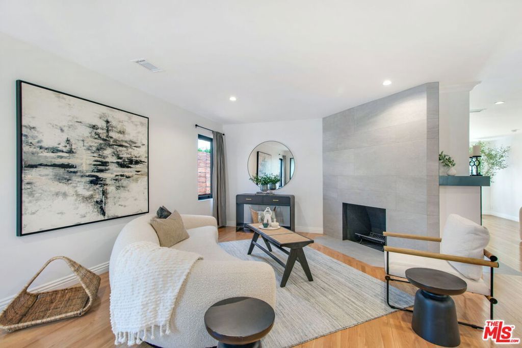 Photo of 3558 S Muirfield Road, Los Angeles, CA 90016 (MLS # 25619393)