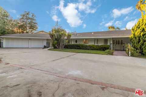 Photo of 975 Valley Vista Drive, Camarillo, CA 93010 (MLS # 25624913)