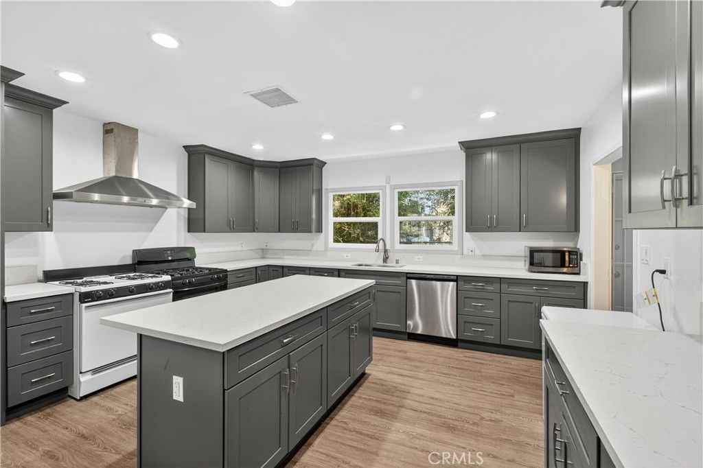 Photo of 3425 W 15th Street, Los Angeles, CA 90019 (MLS # SB25197329)