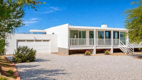 Photo of 6946 Lennox Avenue, Yucca Valley, CA 92284 (MLS # 219146572DA)