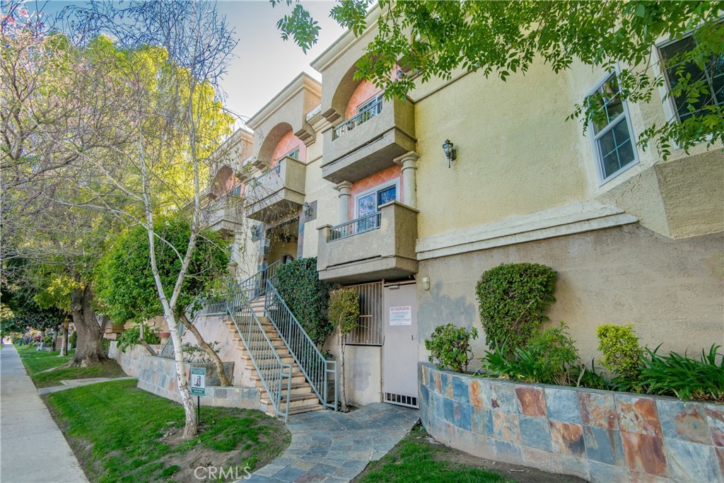 *FIRST TIME HOMEBUYERS* with income under $11,350/mo, the High Cost Area Purchase Program offers up to $10,461 in agency credits for an interest rate buydown for this property.
Welcome to this beautifully updated 1-bedroom, 1-bathroom condo, an ideal starter home for first time home buyers offering modern upgrades and comfort. Step inside to brand-new distressed laminate wood flooring throughout, complemented by fresh designer paint and elegant crown molding.
The stylishly updated kitchen boasts granite countertops, sleek stainless steel appliances, and ample cabinetry for storage. Enjoy year-round comfort with central A/C and heating, while the cozy gas fireplace adds warmth and charm to the living space.
The spa-like bathroom features contemporary tilework, a new vanity, and modern fixtures. Convenience is key with stackable in-unit laundry hook-ups and a private balcony for relaxation.
This quiet, gated complex offers fantastic amenities, including a pool, sauna, and gym, all with low HOA fees! Plus, you’ll have two assigned tandem parking spaces in secured parking.
Prime location near Lake Balboa, shopping, dining, and easy freeway access. Don’t miss this move-in-ready gem—a must-see!